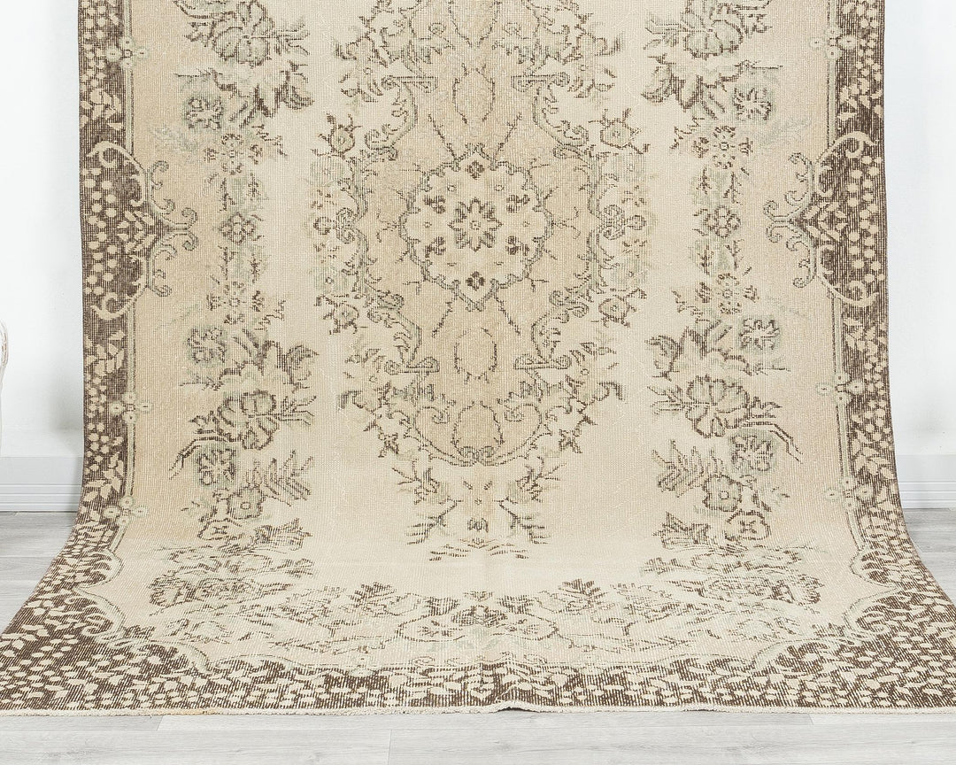 Neutral Oushak Rug 5' 6" x 9' 2" | No. VR33297