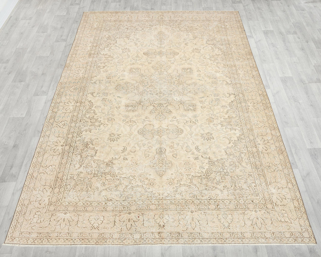 Beige Oushak Rug 6' 6" x 9' 5" | No. VR88256