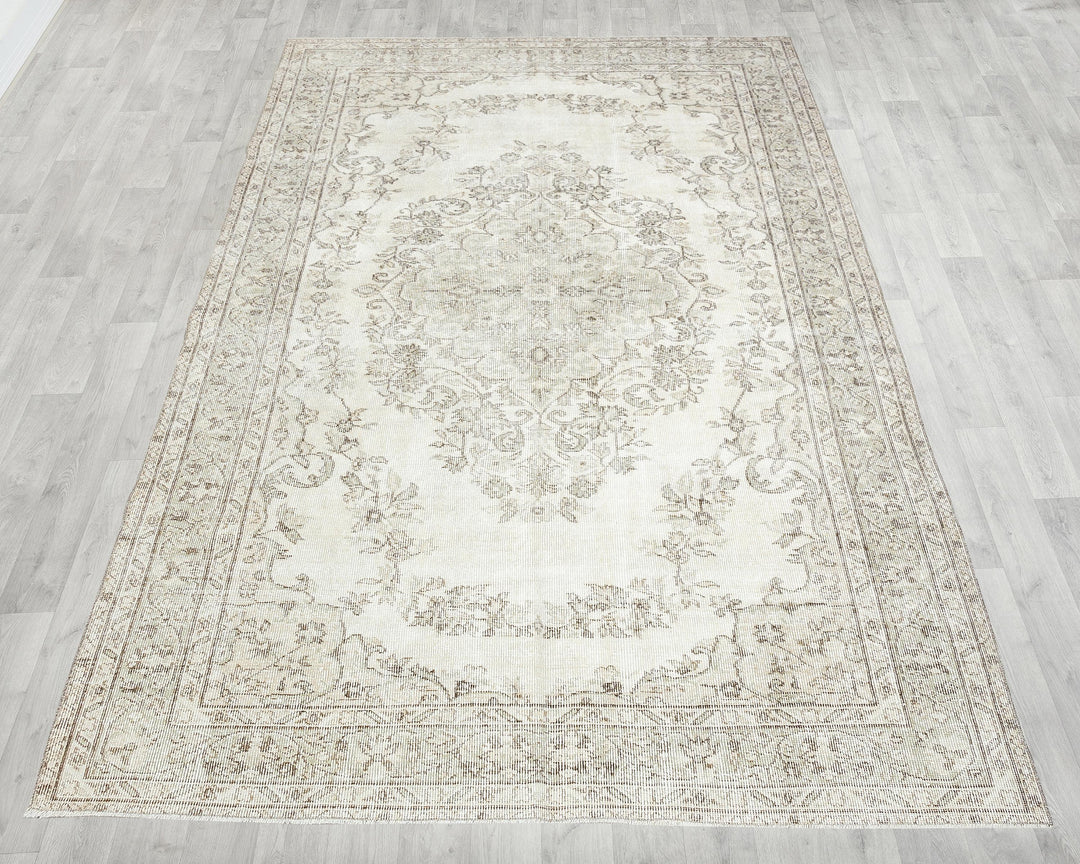 Beige Oushak Rug 6' 1" x 9' 5" | No. VR86268