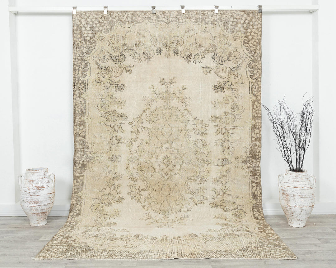 Beige Oushak Rug 6' 1" x 9' 7" | No. VR31131