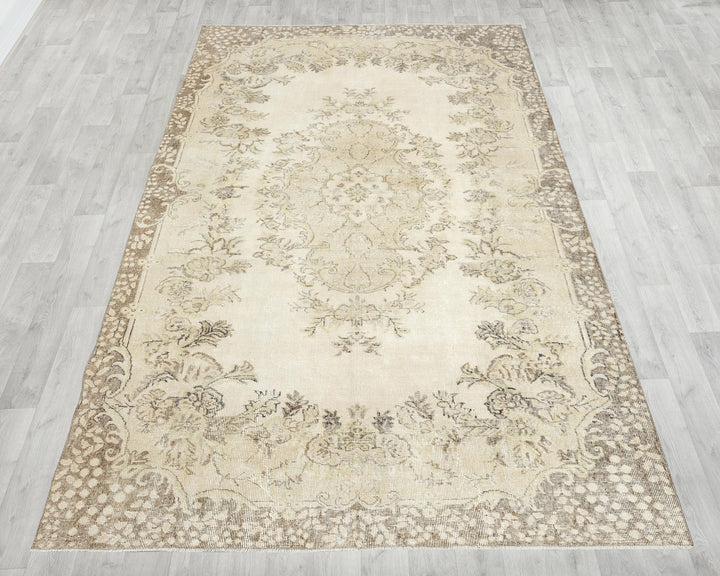 Beige Oushak Rug 6' 1" x 9' 7" | No. VR31131