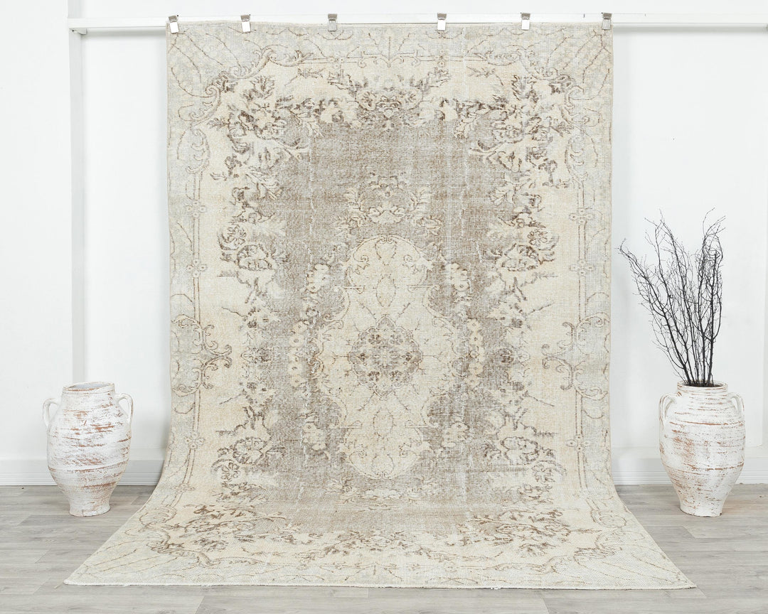 Neutral Oushak Rug 6' 2" x 9' 8" | No. VR62615