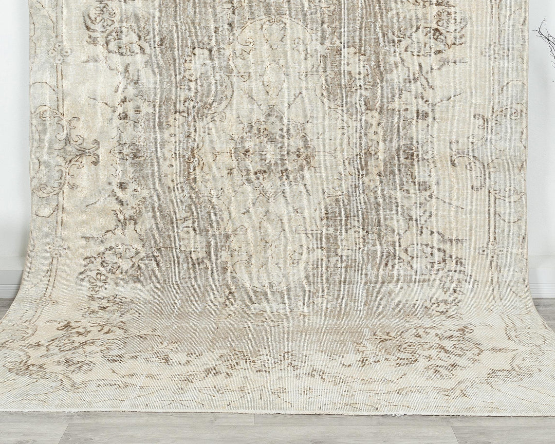 Neutral Oushak Rug 6' 2" x 9' 8" | No. VR62615