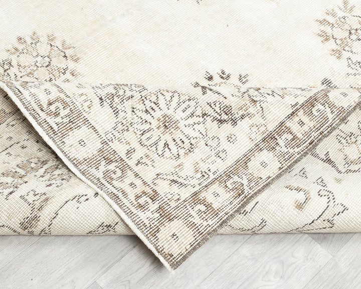 Beige Oushak Rug 6' 8" x 10' 2" | No. VR25473