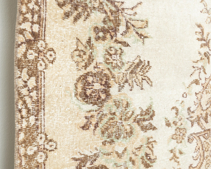 Beige Oushak Rug 8' 8" x 5' 5" | No. VR53581