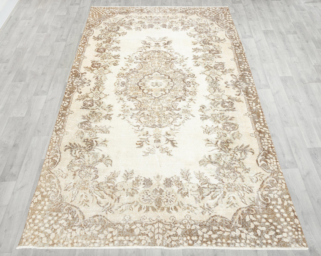 Beige Oushak Rug 8' 8" x 5' 5" | No. VR53581