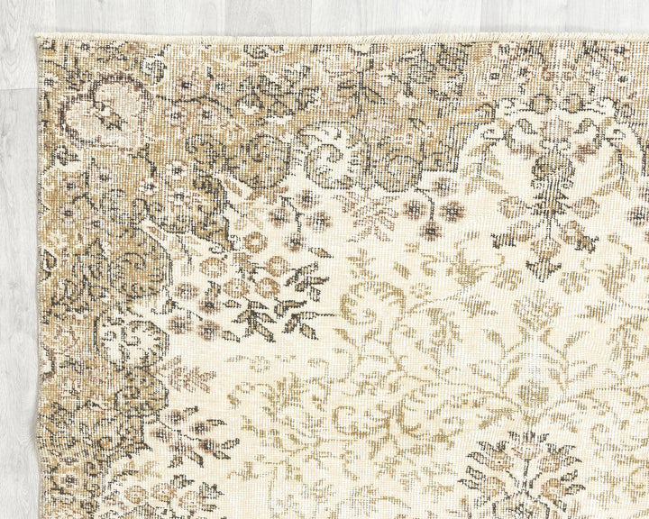 Beige Oushak Rug 7' 10" x 5' 1" | No. VR42687