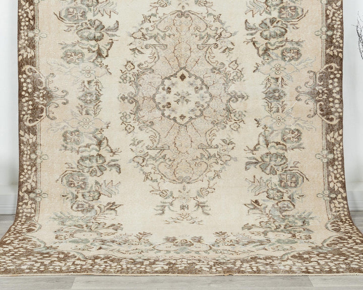 Beige Oushak Rug 6' 1" x 9' 2" | No. VR52551