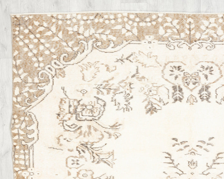 Beige Oushak Rug 5' 6" x 9' 4" | No. VR80740