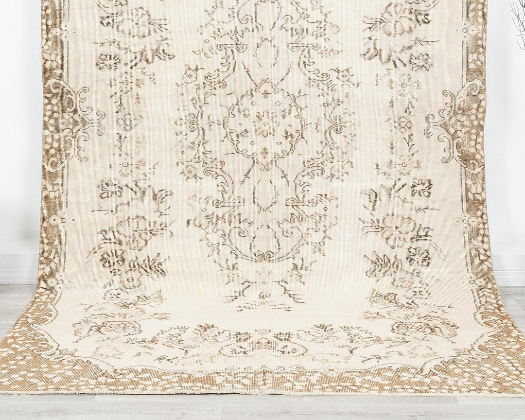 Beige Oushak Rug 5' 6" x 9' 4" | No. VR80740