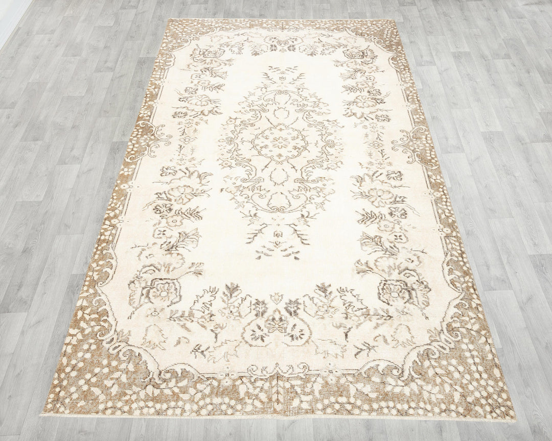 Beige Oushak Rug 5' 6" x 9' 4" | No. VR80740