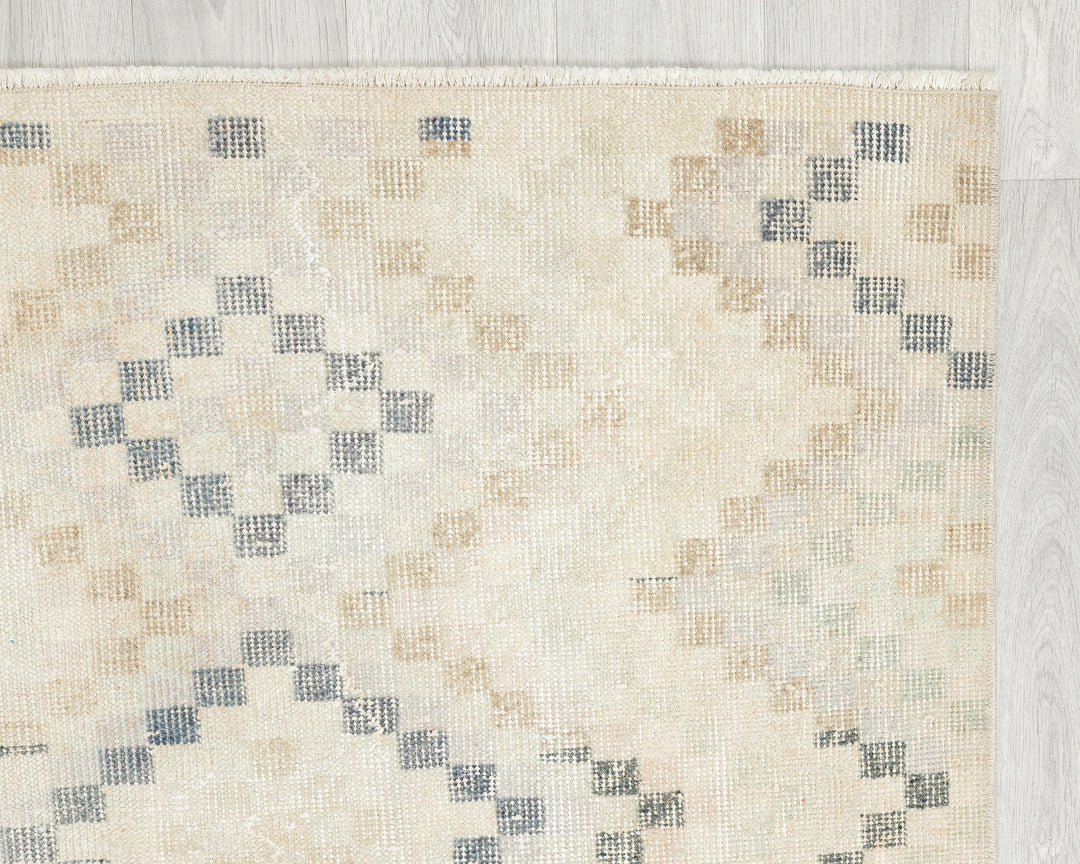 Beige Oushak Rug 2' 8" x 5' 8" | No. VR97293