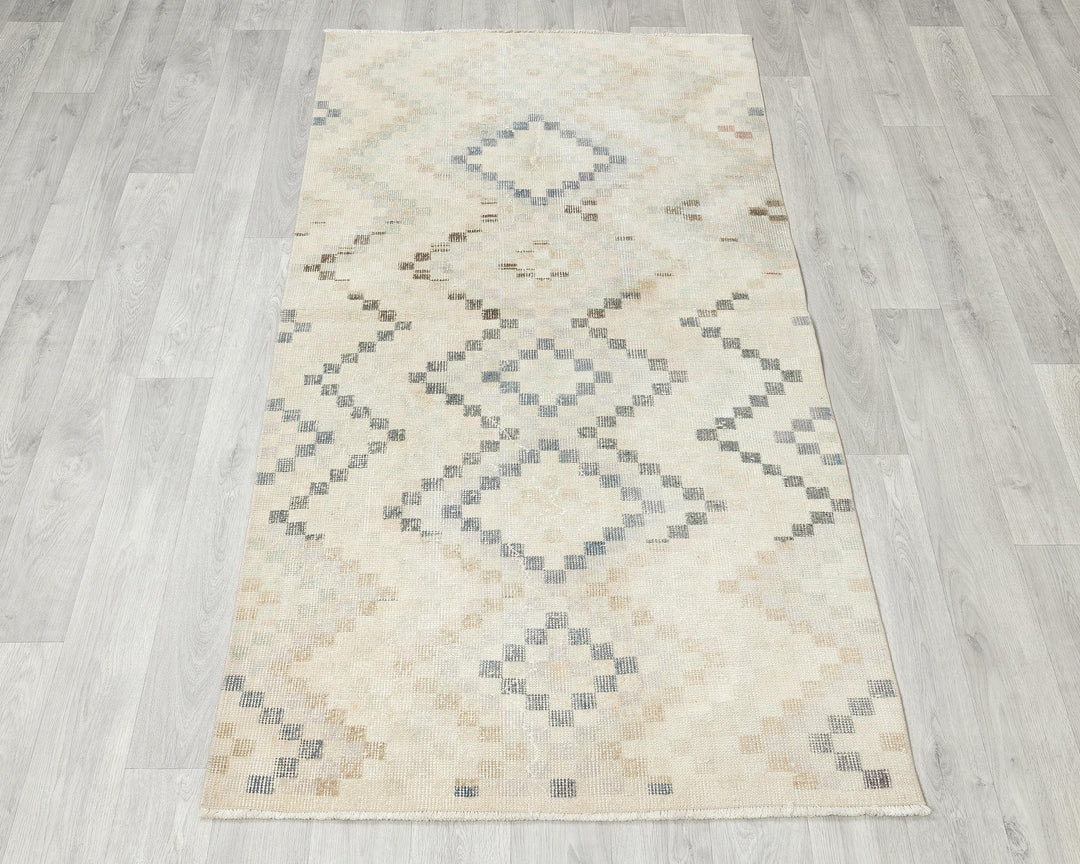 Beige Oushak Rug 2' 8" x 5' 8" | No. VR97293