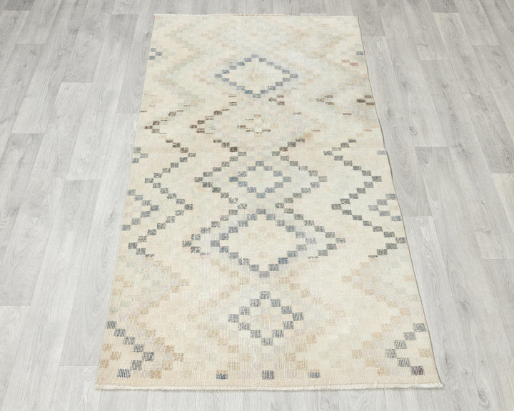 Beige Oushak Rug 2' 8" x 5' 8" | No. VR97293
