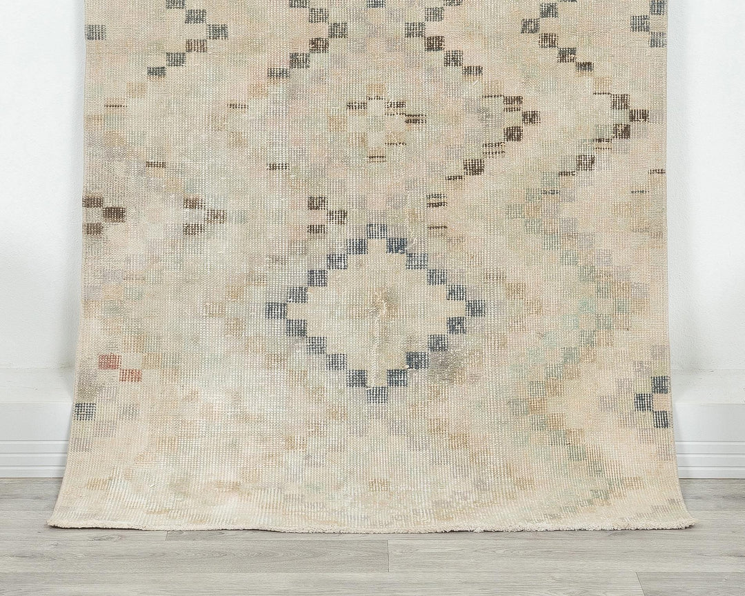 Beige Oushak Rug 2' 8" x 5' 8" | No. VR97293