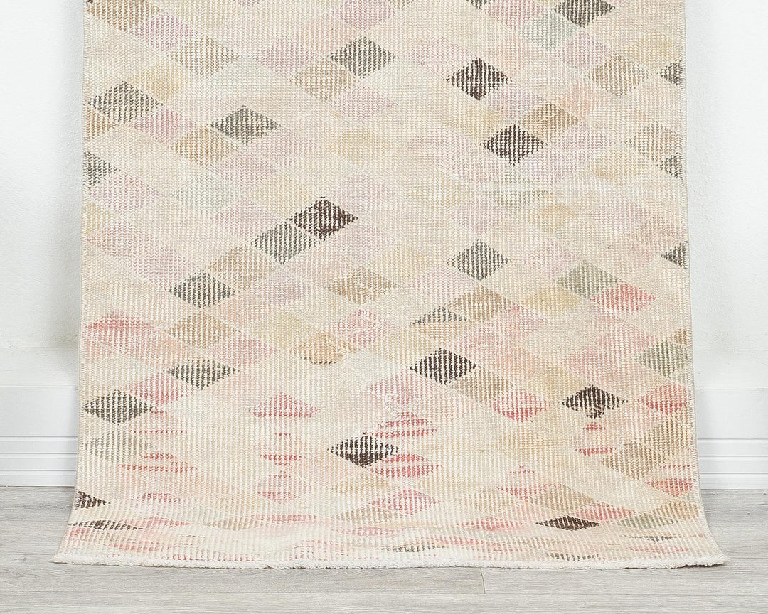 Beige Oushak Rug 2' 2" x 5' 10" | No. VR67604