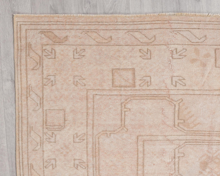 White Oushak Rug 6' 4" x 9' 7" | No. VR99329