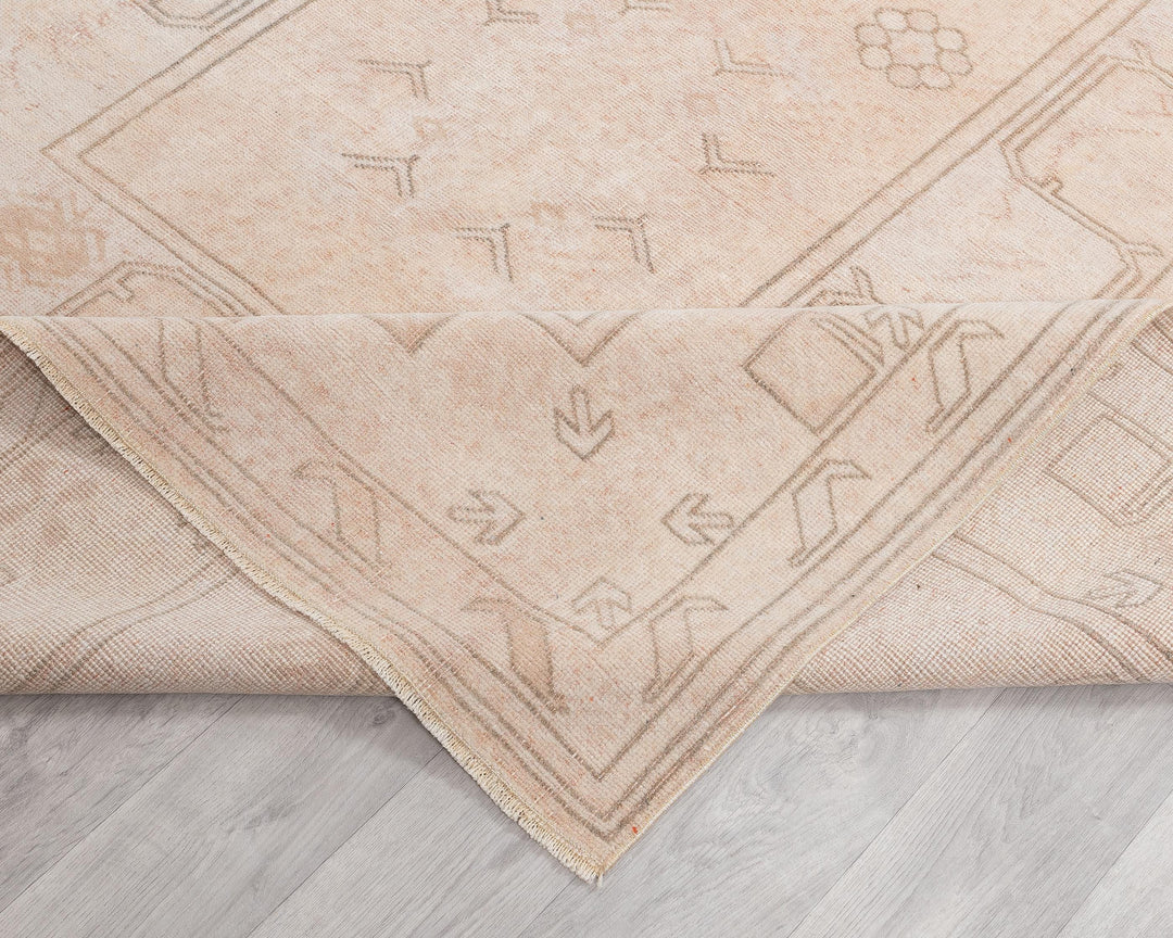 White Oushak Rug 6' 4" x 9' 7" | No. VR99329