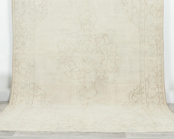 Beige Oushak Rug 6' 1" x 9' 2" | No. VR17701