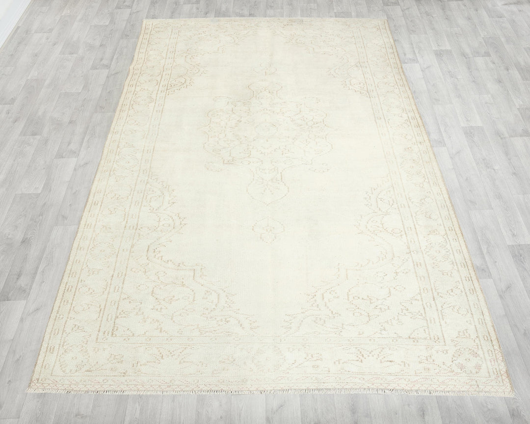 Beige Oushak Rug 6' 1" x 9' 2" | No. VR17701
