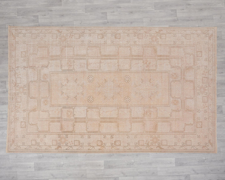 White Oushak Rug 6' 4" x 9' 7" | No. VR99329