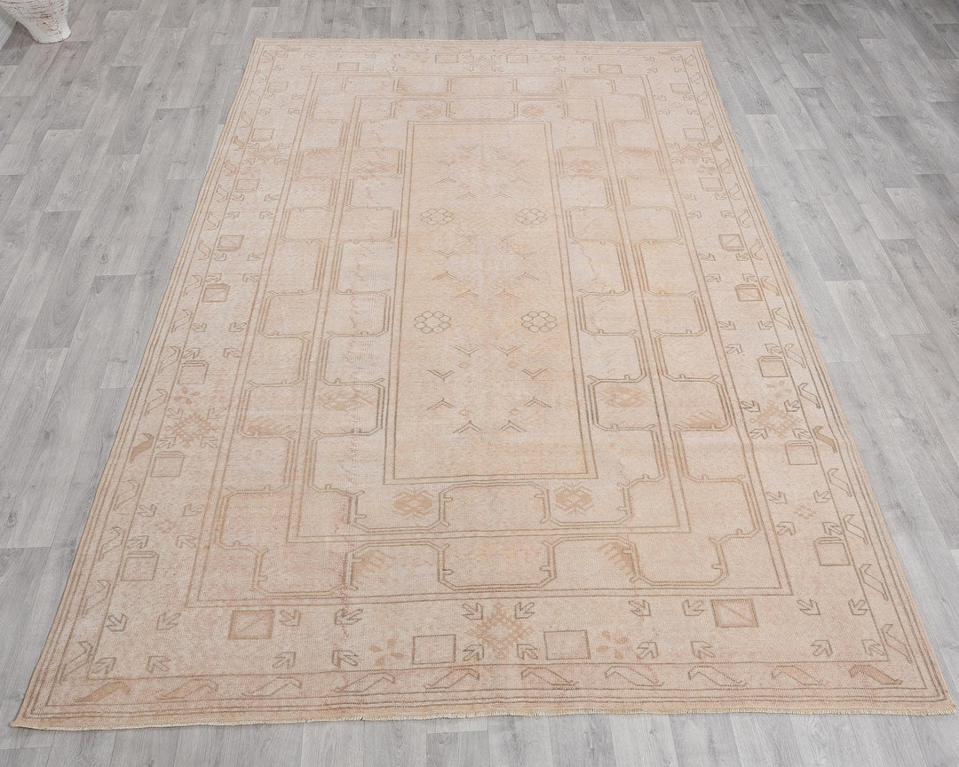 White Oushak Rug 6' 4" x 9' 7" | No. VR99329