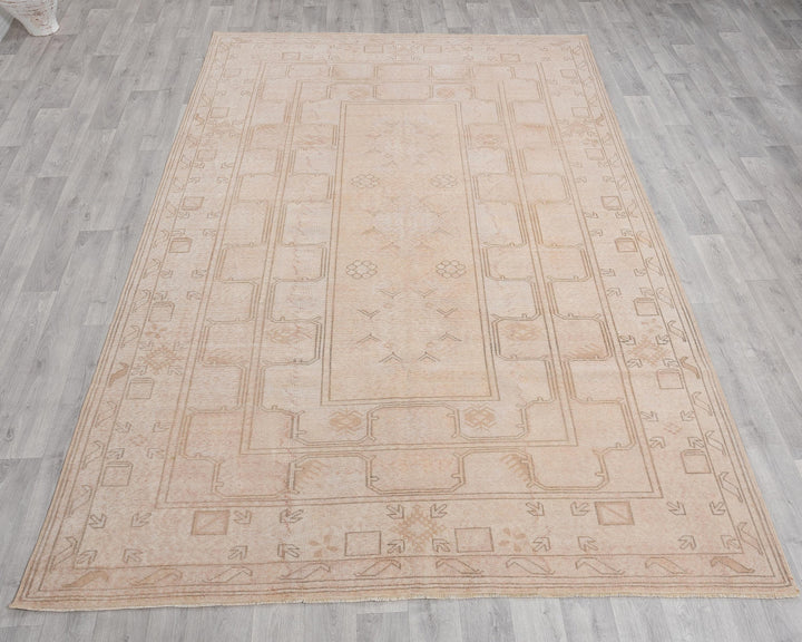 White Oushak Rug 6' 4" x 9' 7" | No. VR99329