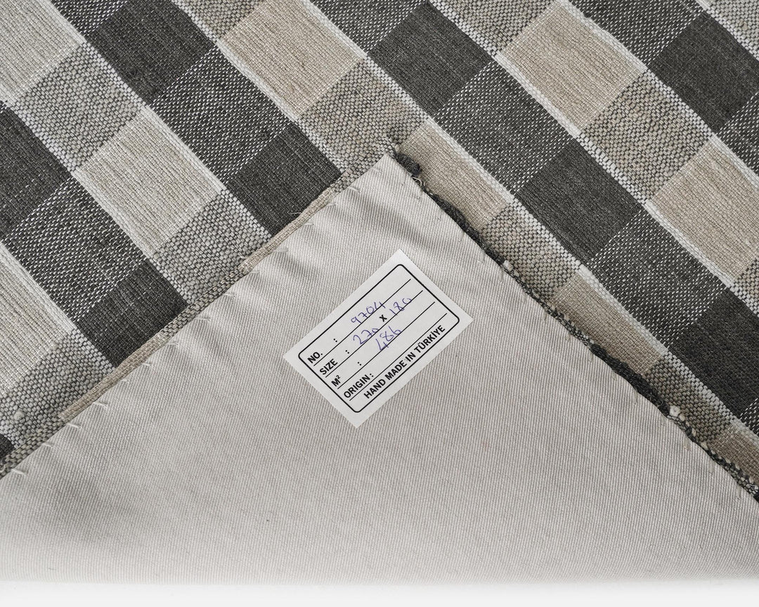 Kilim Rug 5' 11" x 8' 10" | No. VR95527