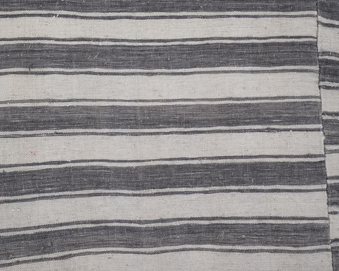 Brown Kilim Rug 5' 5" x 7' 10" | No. VR26936