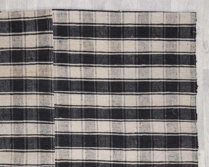 Kilim Rug 5' 3" x 8' 2" | No. VR57083