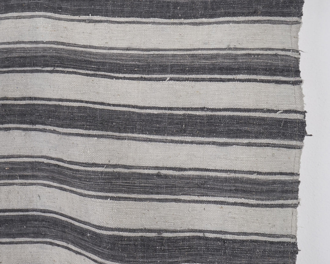 Brown Kilim Rug 5' 5" x 7' 10" | No. VR26936