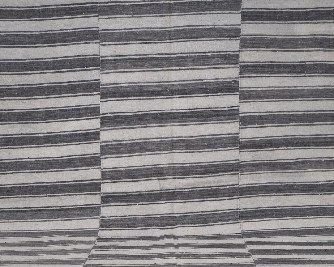 Brown Kilim Rug 5' 5" x 7' 10" | No. VR26936