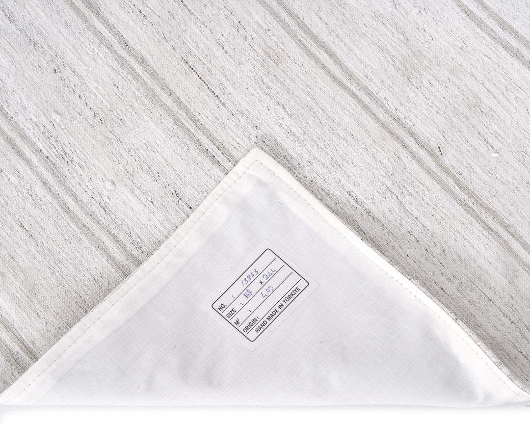 White Kilim Rug 5' 6" x 8' | No. VR70551