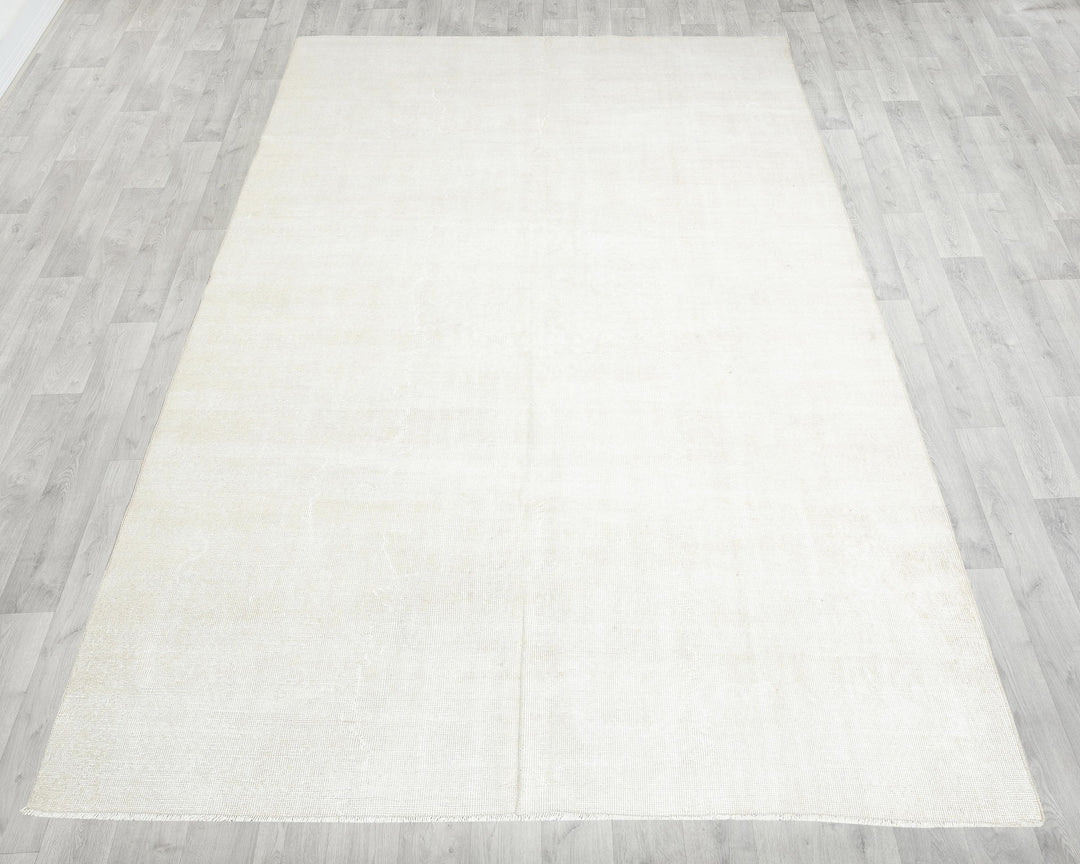 White Oushak Rug 6' 5" x 10' 1" | No. VR75653