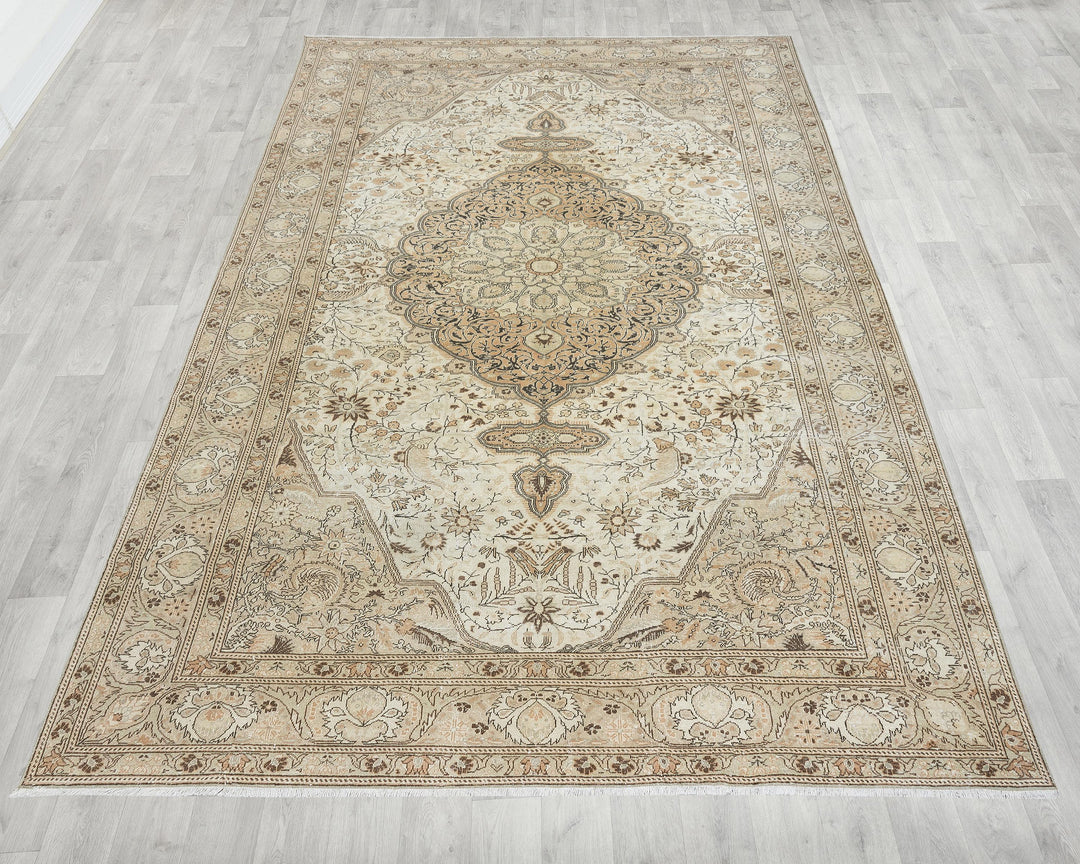 Beige Oushak Rug 8' 6" x 12' 8" | No. VR21400