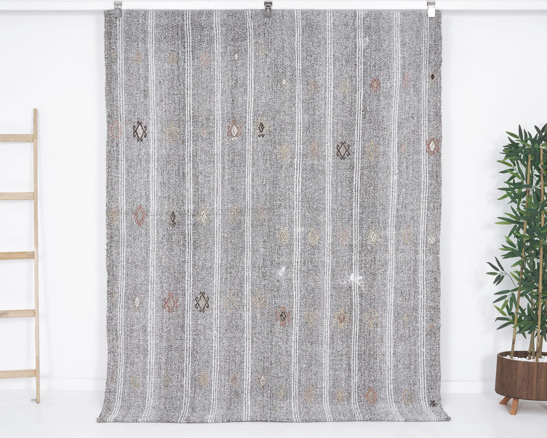 Gray Kilim Rug 5' 5" x 7' | No. VR61585