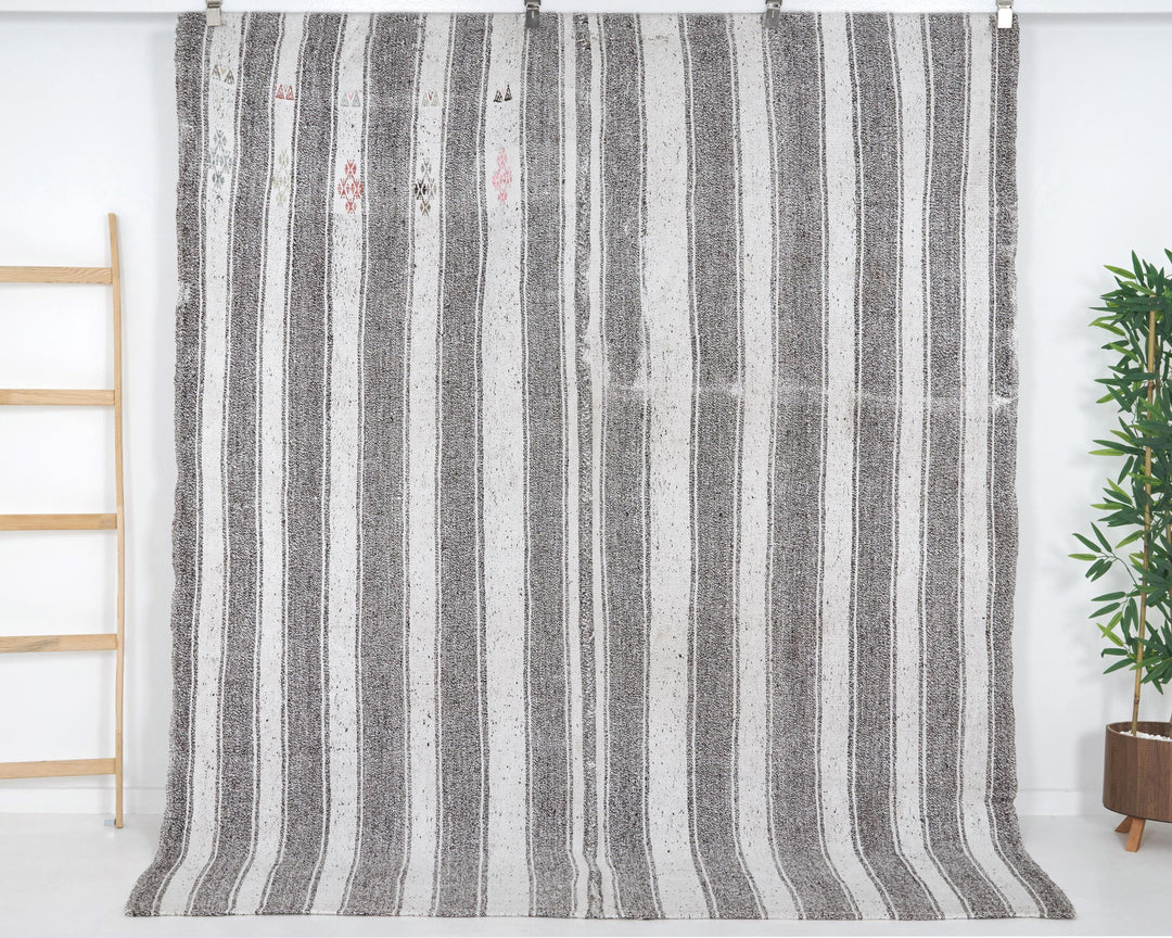 Gray Kilim Rug 6' 8" x 7' 8" | No. VR58928