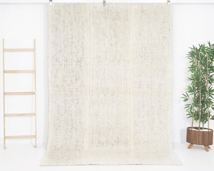 White Kilim Rug 5' 7" x 8' 2" | No. VR61228