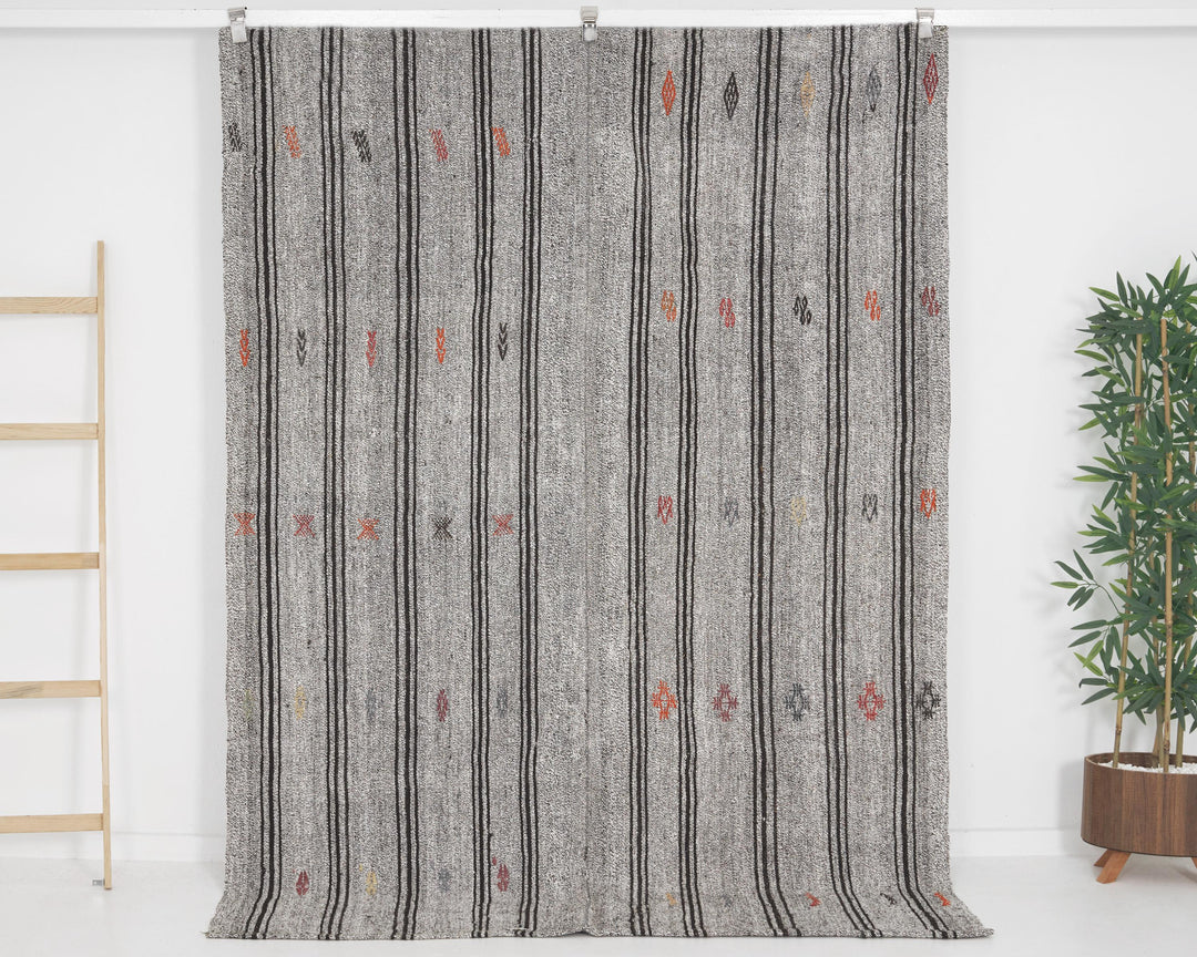 Gray Kilim Rug 5' 7" x 7' 5" | No. VR94578