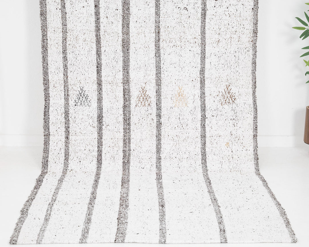 White Runner Rug 3' 6" x 9' 6" | No. VR47499
