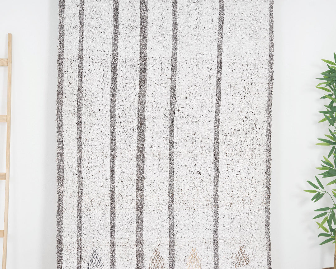 White Runner Rug 3' 6" x 9' 6" | No. VR47499