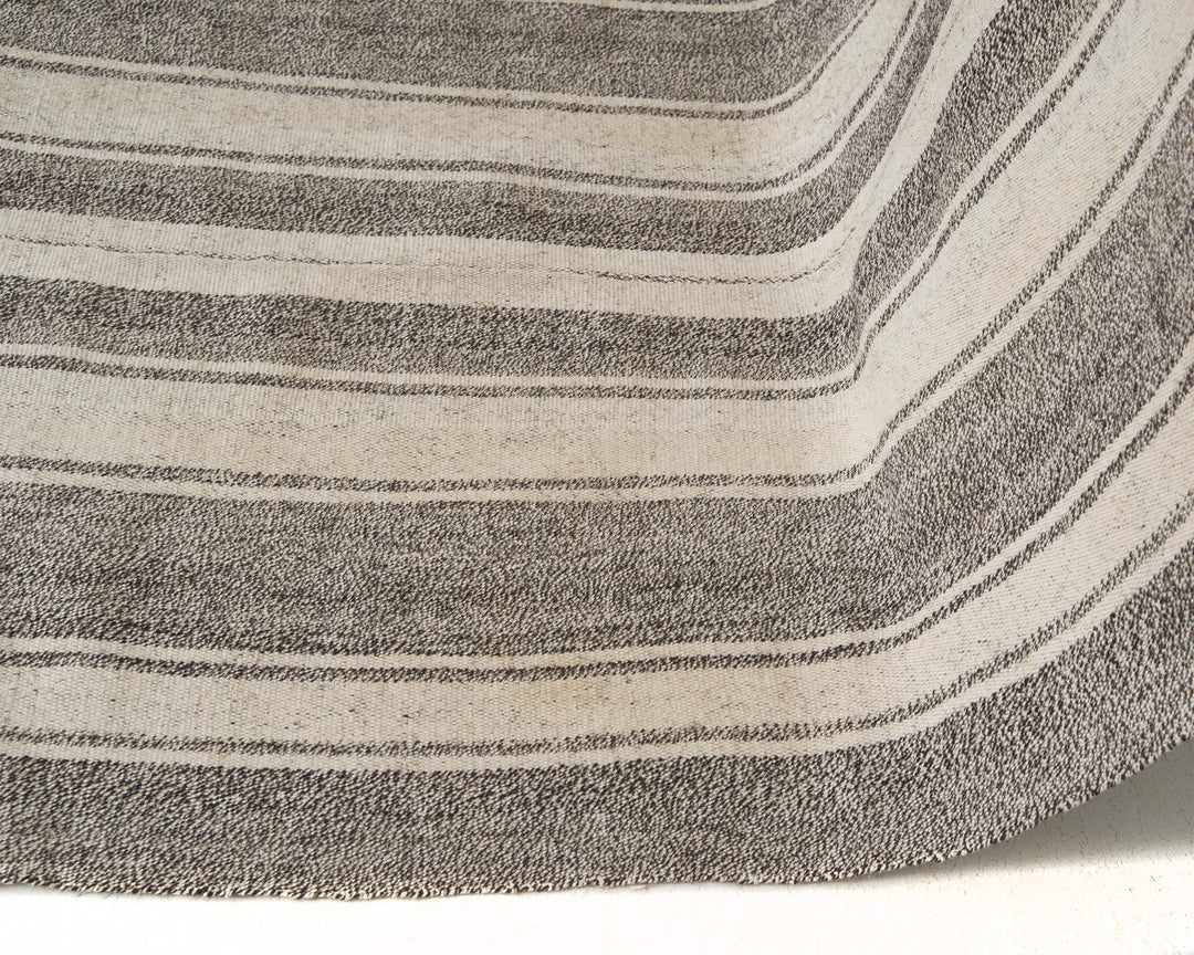 Gray Kilim Rug 6' 1" x 8' 6" | No. VR64456