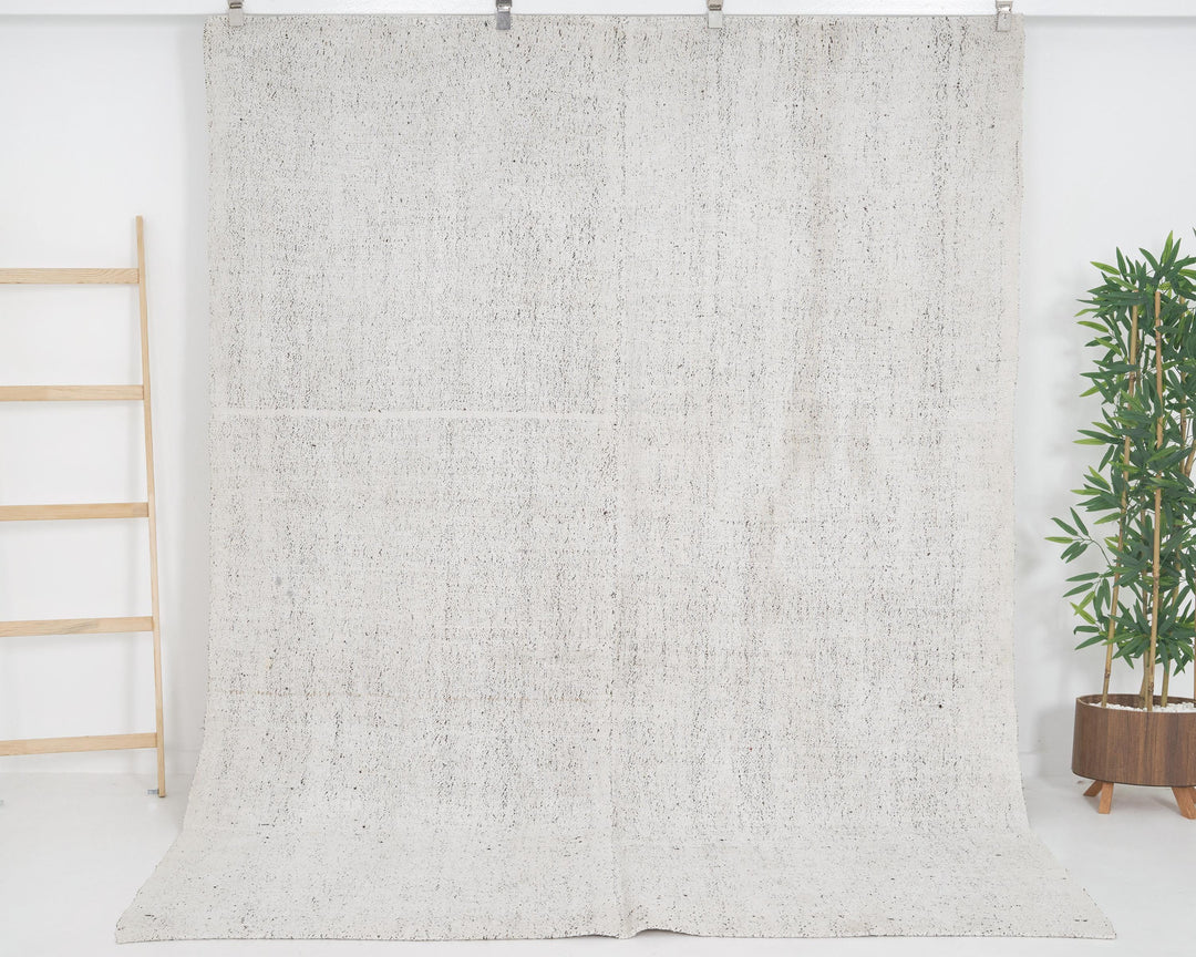 White Kilim Rug 6' 7" x 8' 10" | No. VR26240