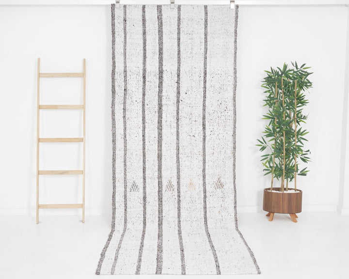 White Runner Rug 3' 6" x 9' 6" | No. VR47499