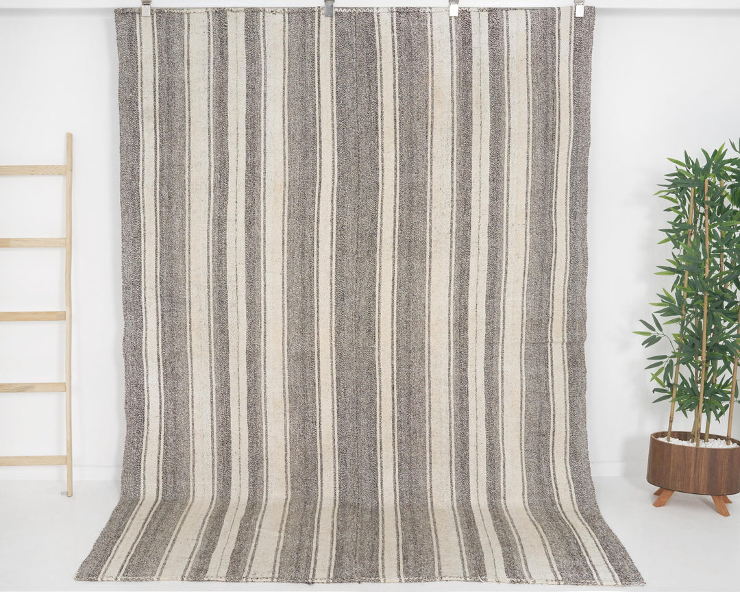 Gray Kilim Rug 6' 1" x 8' 6" | No. VR64456