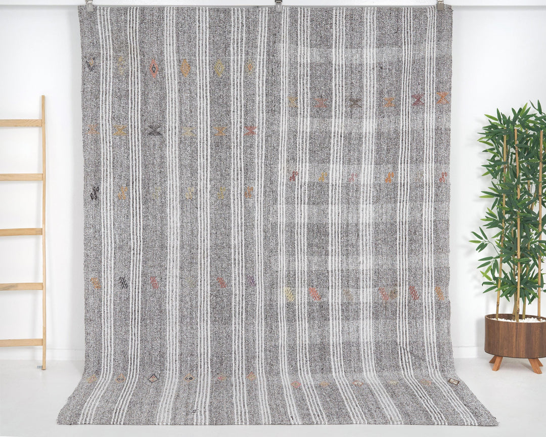 Gray Kilim Rug 6' 4" x 8' 10" | No. VR30067