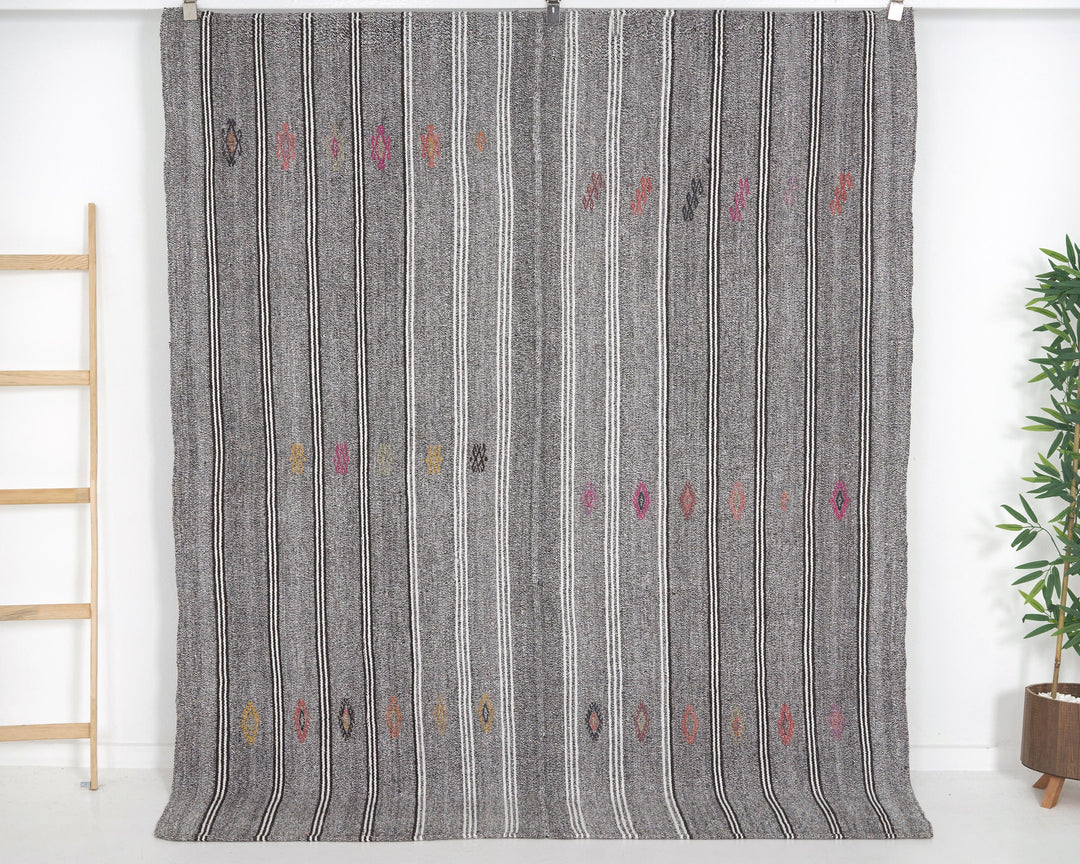 Gray Kilim Rug 6' 1" x 7' 4" | No. VR39816