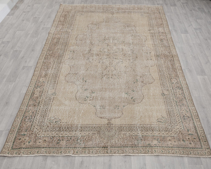 Beige Oushak Rug 7' x 10' | No. VR25806
