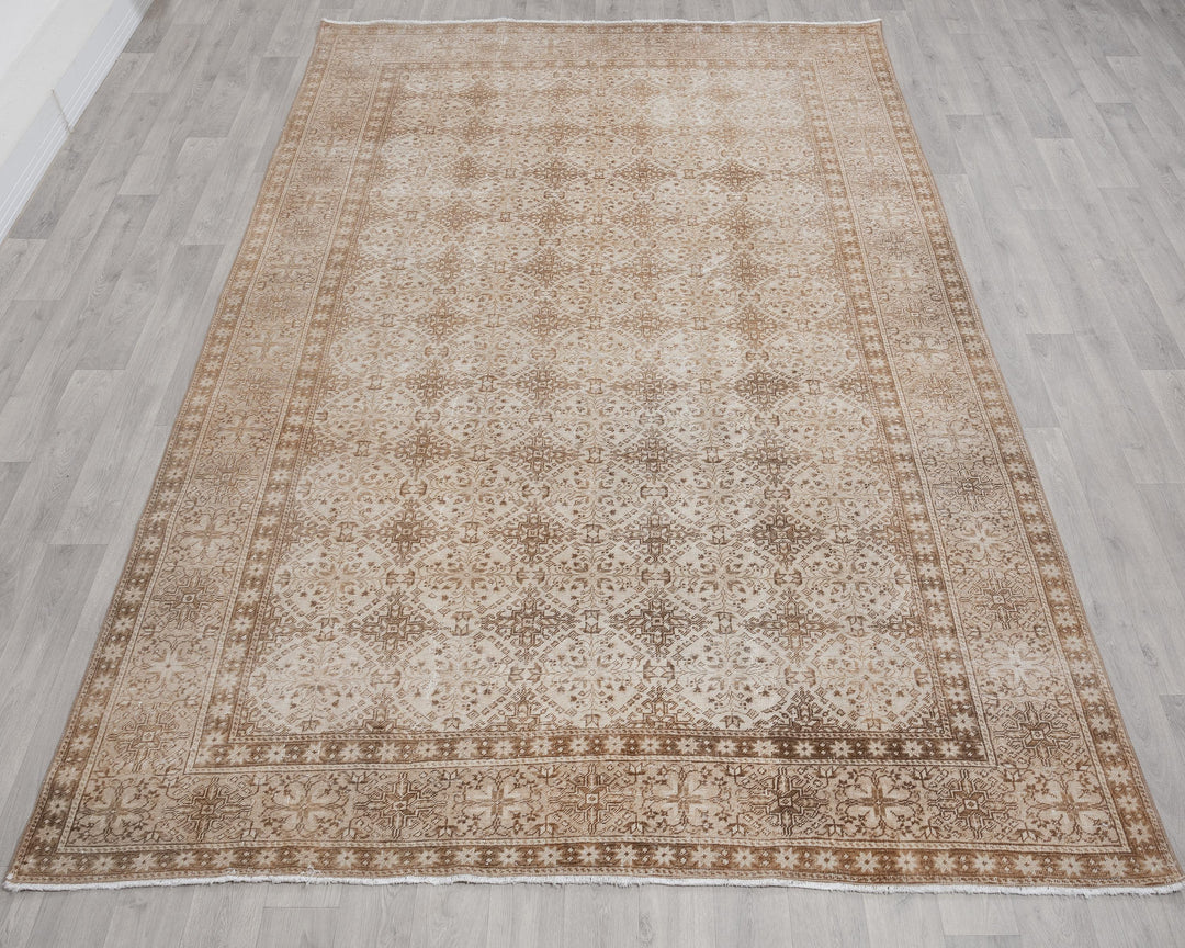 Beige Oushak Rug 6' 6" x 9' 6" | No. VR43886