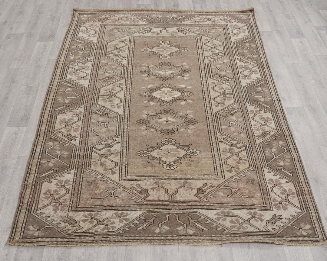 Beige Oushak Rug 5' 1" x 7' 9" | No. VR97075